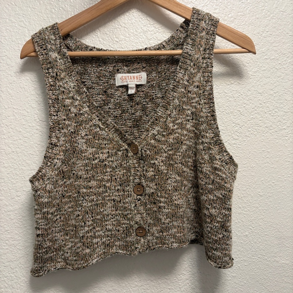 Shyanne Western Sweater Vest Women’s Size Large Cropped with wooden buttons